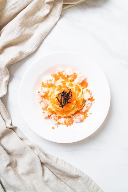 Kolacja przy świecach — talerz z daniem